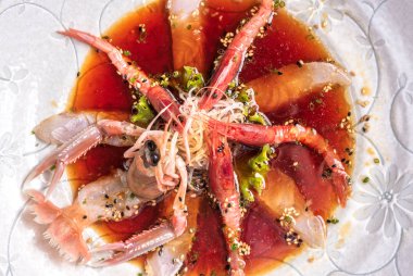 karides sashimi yukarıdan bir Japon restoranı