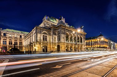 Wien opera binası cephe gece ve trafik yollar