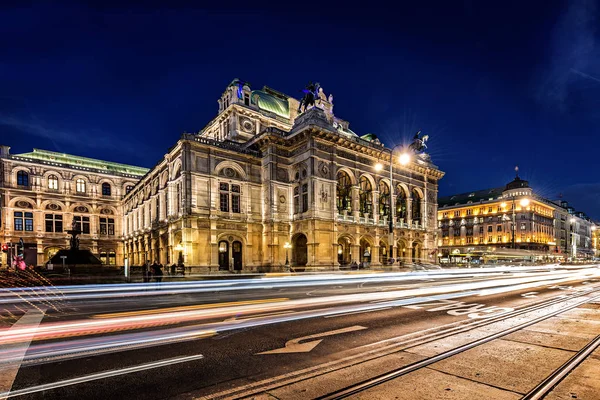 Wien fachada edificio de ópera en la noche y senderos de tráfico — Foto de Stock