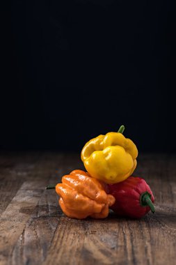 siyah backgrou masada sıcak biber çeşitleri