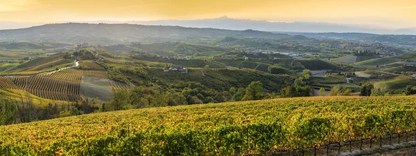 Langhe bölgesi sonbahar, unes üzerinde Kuzey İtalya'daki geniş panorama