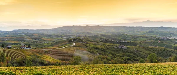 Langhe bölgesi sonbahar, unes üzerinde Kuzey İtalya'daki geniş panorama