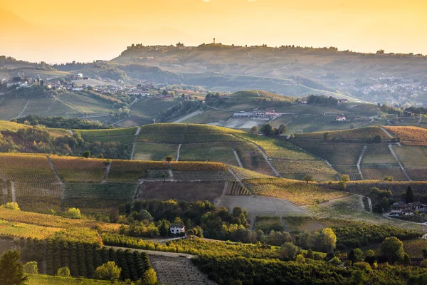 Viñedos en la región de Langhe del norte de Italia en otoño con lleno —  Fotos de Stock