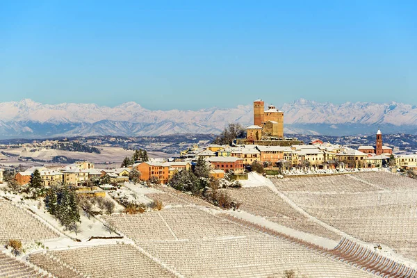 Serralunga slott i langhe-regionen i norra Italien i vinter w — Stockfoto