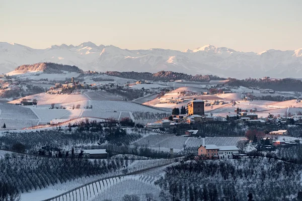Grinzane Cavour Castillo y montañas en el norte de italia, langhe r —  Fotos de Stock