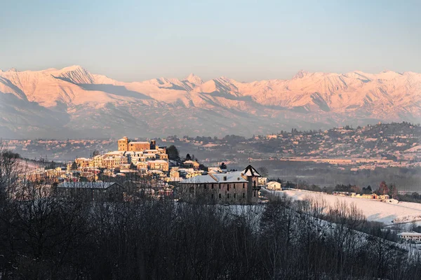 Roddi slott och berg i norra Italien, vinter, langhe reg — Stockfoto