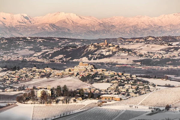 Slott och berget Viso i norra Italien, vinter, regionen langhe, — Stockfoto