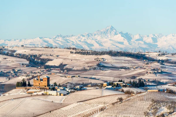 Grinzane Cavour Castillo y montañas en el norte de italia, langhe r —  Fotos de Stock