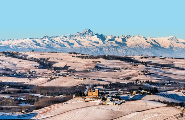 Grinzane Cavour slott och berg i norra Italien, langhe r — Stockfoto