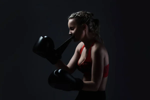 Retrato de una mujer en guante de boxeo . —  Fotos de Stock