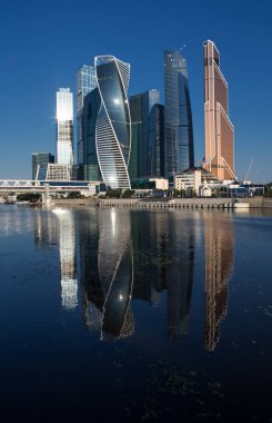 Çok katlı şehir merkezi, Moskova City, sabahın erken saatlerinde, suya yansıdı..