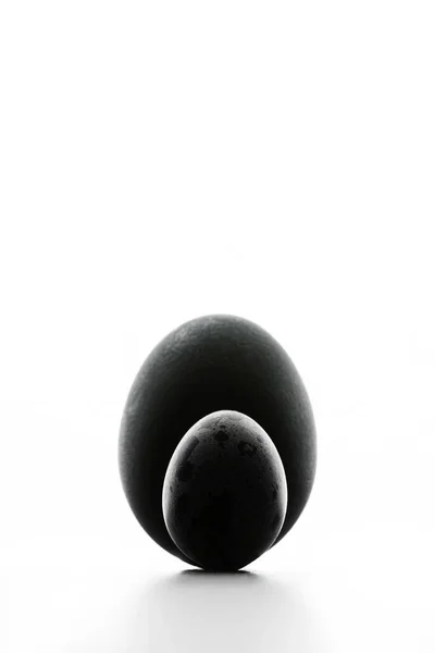 Concept. Pasen. Twee zwarte eieren. — Stockfoto