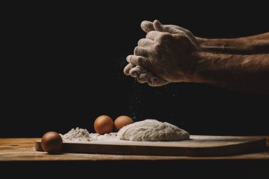 Güçlü erkeklerin elleri hamuru yoğurur ve ekmek, makarna ya da pizza yaparlar..