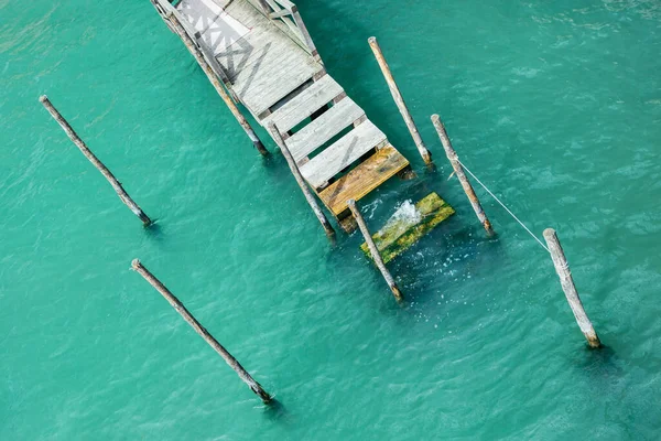 Hamn i trä för båtar. Utsikt ovanifrån. — Stockfoto