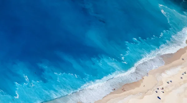 Vista desde arriba en una hermosa playa prístina en la isla — Foto de Stock