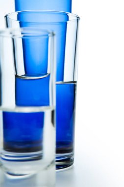 Farklı boyutlarda saydam bardaklar ve su..