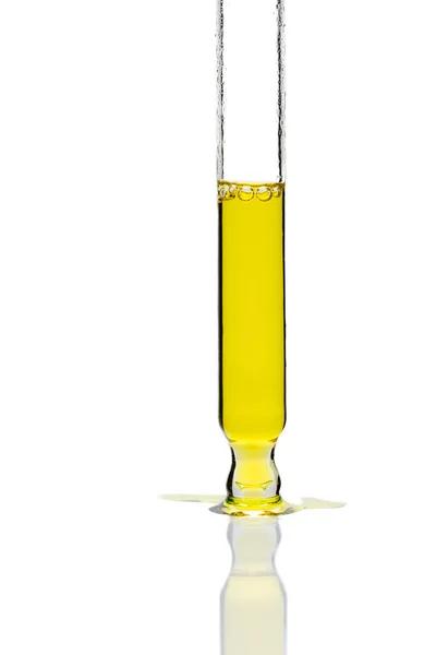 Kozmetik pipeti ve yakın plan kozmetik yağı..