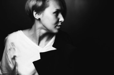 Güzel, şık bir genç kadının portresi..