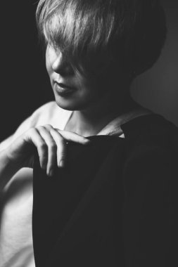 Güzel, şık bir genç kadının portresi..