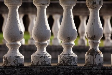 Eski bir merdiven parçası, korkuluk..