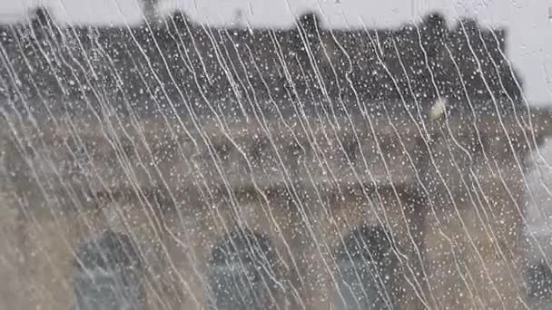 Σταγόνες βροχής συρόμενη και υπάγονται σε ένα παράθυρο βρέχει ημέρα — Αρχείο Βίντεο