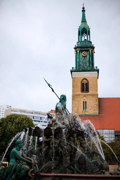 Berlín, Německo, 29. září 2019: Slavná kašna na Alexanderplatz v Berlíně - Německo. — Stock fotografie