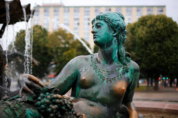 Berlin, Niemcy, 29 września 2019: Słynna fontanna na Alexanderplatz w Berlinie - Niemcy. — Zdjęcie stockowe