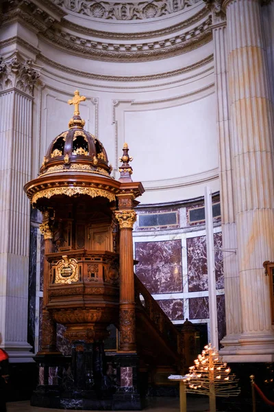 Berlín, Německo, 29. září 2019: Inside Berlin Cathedral. Dekorace kostela — Stock fotografie