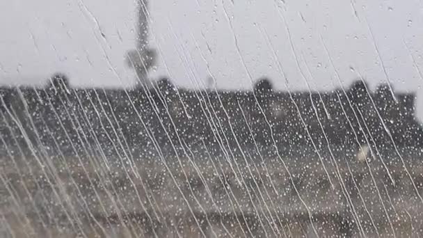 Gotas de lluvia deslizándose y cayendo en una ventana un día de lluvia en Alemania — Vídeos de Stock