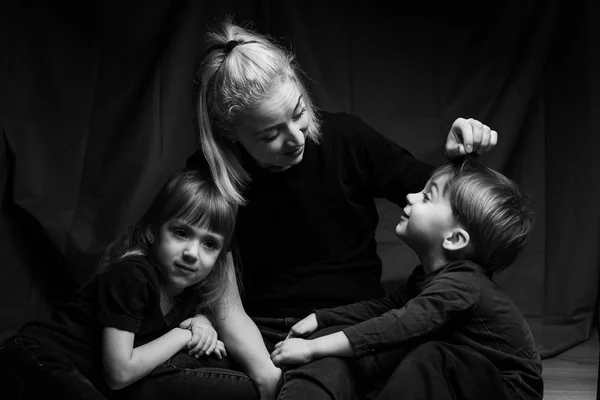 Kaukasisch Familieportret Zwart Wit Moeder Dochter Zoon Kaukasische Familie Met — Stockfoto