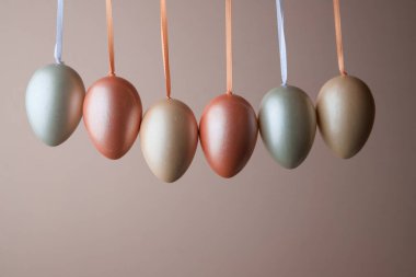 Pembe arka planda süslenmiş inci paskalya yumurtaları. Minimum tatil konsepti. Mutlu paskalya arkaplanları. metin için bir yer