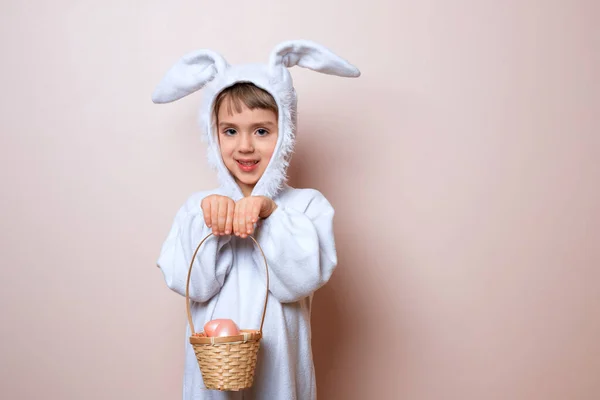 Roztomilá Holčička Králičím Kostýmu Velikonocích Dívka Loví Velikonoční Vajíčka Růžovém — Stock fotografie