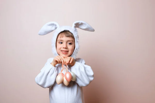 Nettes Kleines Mädchen Hasenkostüm Ostersonntag Mädchen Jagt Nach Ostereiern Auf — Stockfoto