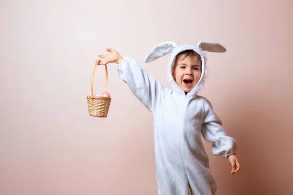 Lindo Niño Pequeño Con Traje Conejito Día Pascua Niño Caza — Foto de Stock