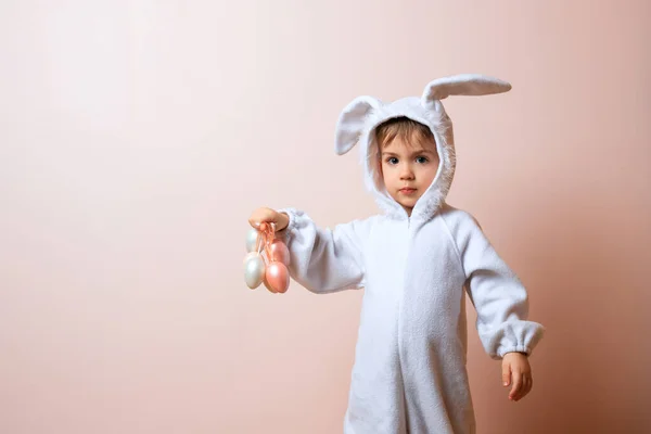 Милый Маленький Мальчик Костюме Кролика Пасху Мальчик Охотится Пасхальными Яйцами — стоковое фото