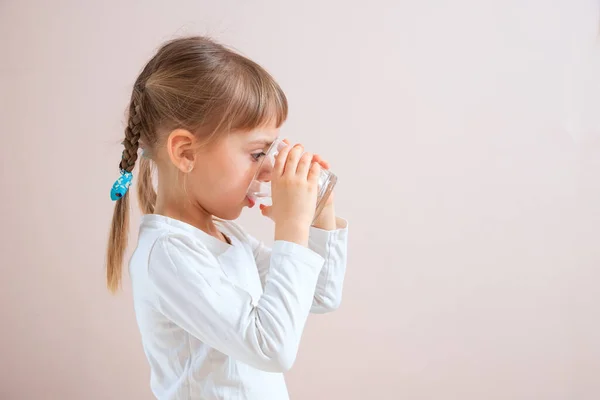 Ragazza Carina Bere Bicchiere Acqua Sfondo Neutro Concetto Equilibrio Idrico — Foto Stock