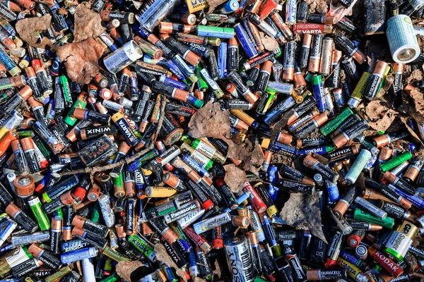 Baterías Usadas Suelo Residuos Peligrosos Contaminan Medio Ambiente Concepto Protección — Foto de Stock