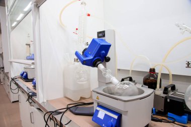 Cam cuvette 'e odaklanmış gençlik bilimi profesyonel pipet çözeltisi. Kimya öğrencileri kimya laboratuvarında araştırma yapıyor. Coronavirus Covid-19 aşı araması