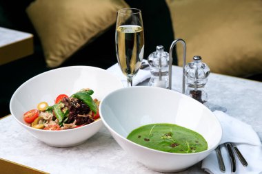 Fesleğenli salata, zeytinli biftek, fındık sosu ve brokoli kremalı çorba. Ispanak çorbası..