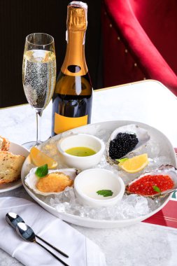Havyar, havyar, havyar, buzlu turna balığı havyarı. Kızarmış ekmek. Şişe ve bir bardak şampanya. Köpüklü şarap.