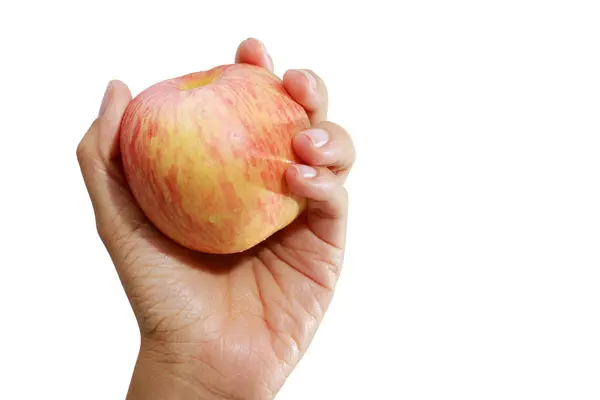 Руки держать яблоко изолированы на белом фоне . — стоковое фото