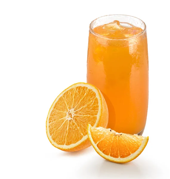 Ποτήρι Χυμό Πορτοκαλιού Και Φέτες Πορτοκάλι Που Απομονώνονται Λευκό Φόντο — Φωτογραφία Αρχείου