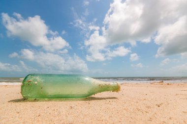 Kumsala atılacak cam bir şişe..