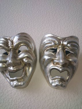 Gümüş tiyatro maskeleri, üzüntü ve neşe