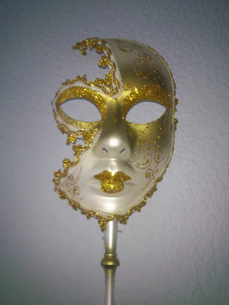 ヴェネツィアの祭りのための白と金のマスク — ストック写真