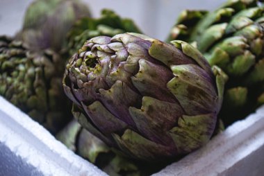 Enginar yakın çekim. Kutudaki enginarlar.