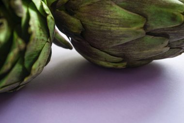 Enginarlar mor bir yüzeye yakın..