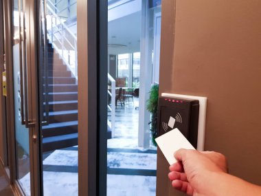 Adamlar bölgeye girmek için RFID anahtar kartını kullanıyor. Bina güvenliğinde sadece yetkili kişi