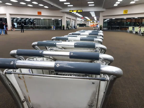 Pila Carro Equipaje Dentro Terminal Del Aeropuerto Salida Transporte Aéreo — Foto de Stock