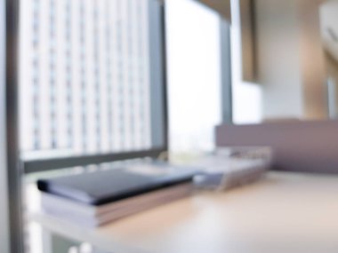 Modern ofis işyerinin içi bulanık. Çalışma odası, yüksek katlı cam pencere. Belge, siyah, beyaz ve ahşap mobilyalarla dekore edilmiş. Güzel bir ortam iş verimliliği yaratabilir..